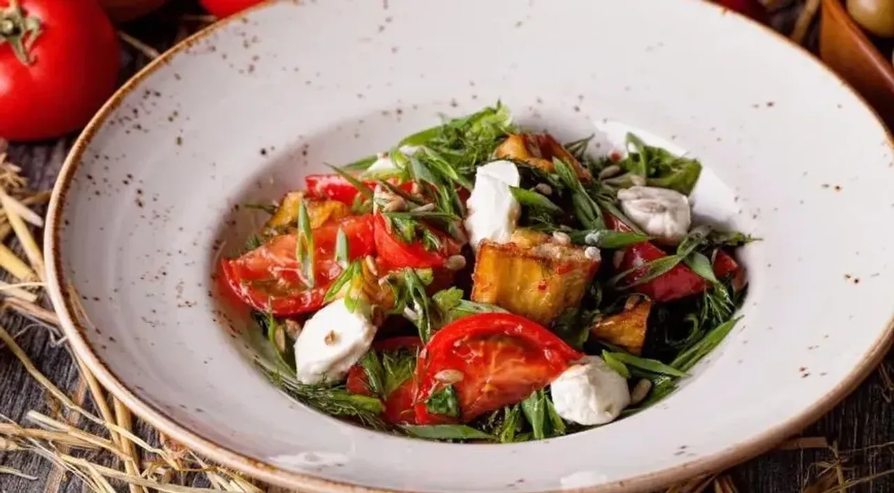 Salad with crispy eggplant and soft cheese: a gastronomic delight - MealWings