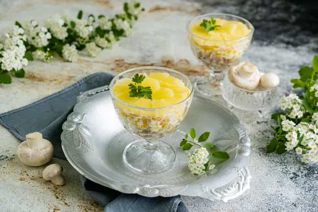Салат з шинкою, смаженими печерицями та ананасами