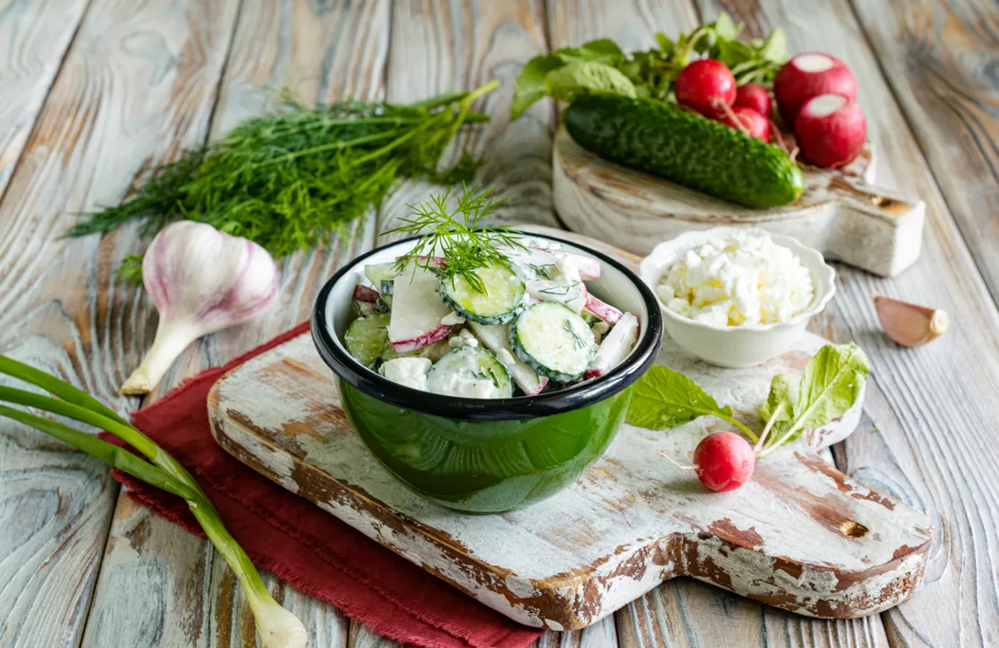 Salad with cucumber, radish and cottage cheese - MealWings