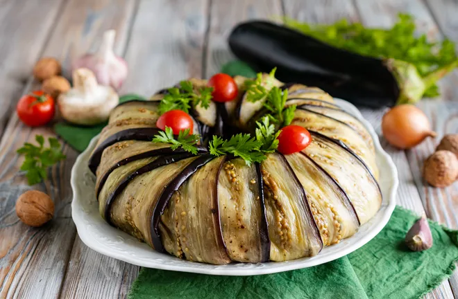 Салат из баклажанов, куриного филе, шампиньонов и грецких орехов