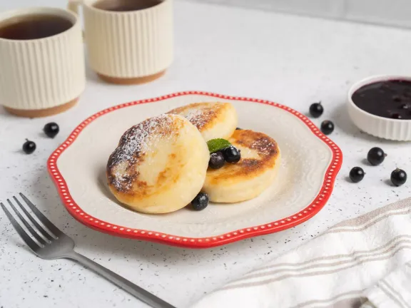 Сирники із соусом із чорної смородини