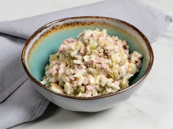 Салат «Зимовий» з ковбасою класичний