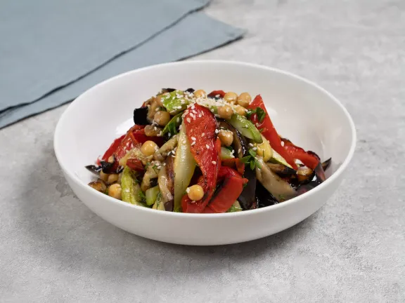 Теплий салат з нуту та запечених овочів