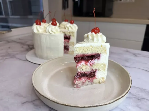 Торт з ягідною начинкою та крем-сиром