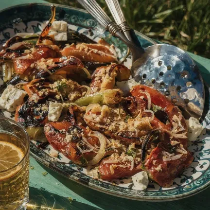 Grillezett paprika stracciatellával és hagymamorzsával