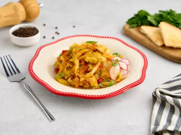 Тушкована капуста з помідорами