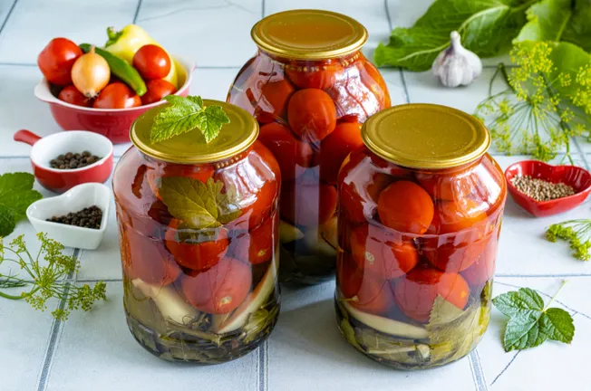 Pickled Tomatoes with Vinegar for Winter