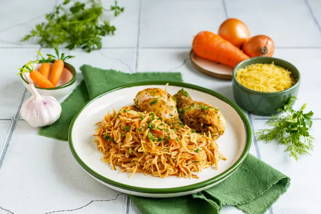 Вермішель з куркою та овочами на сковороді