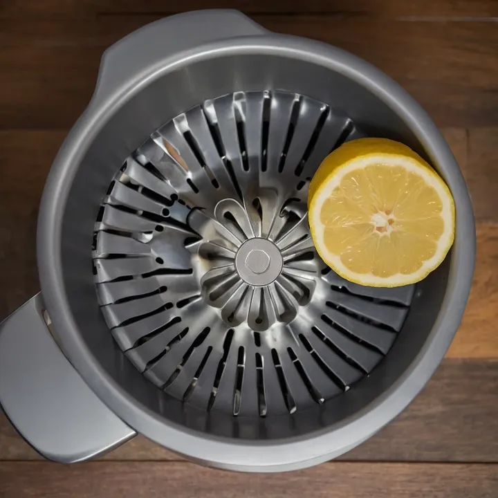 Cut the lemons in half, as if opening a treasure trove of citrus freshness. Squeeze the juice from them so that every drop fills the dish with a sunny mood. Generously pour this juice over the pike carcass, both inside and out, allowing the aromas to penetrate the most secret corners. Cover with film, as if sheltering a jewel, and leave for 20 minutes at room temperature so that the fish absorbs all the aromas.
