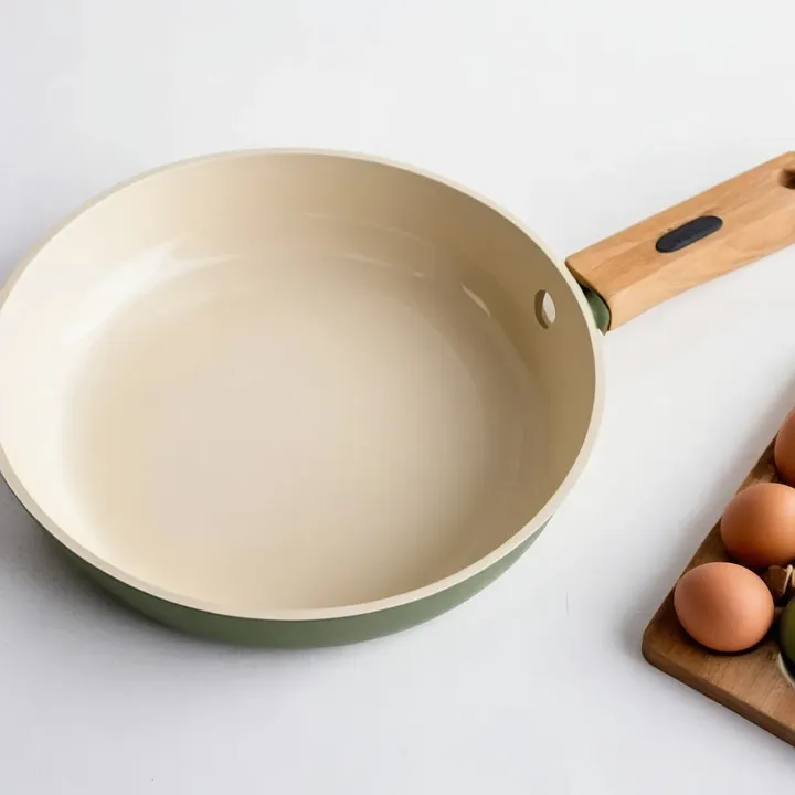 Sekret idealnej jajecznicy na wodzie zaczyna się od odpowiedniej patelni! Weź patelnię o średnicy 20–22 cm z solidną powłoką zapobiegającą przywieraniu. Dla pewności wyłóż dno papierem silikonowanym do pieczenia, aby uniknąć przywierania i zapewnić łatwe smażenie.
