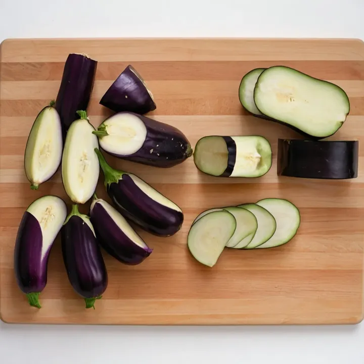 Prepare the vegetables: cut the eggplants into thick half-circles so that they retain their shape and flavor.
