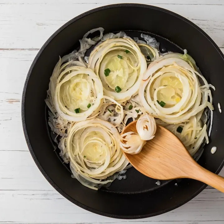 Alternately fry bell peppers, onions, and potatoes, adding oil as needed, until they are soft and fragrant.
