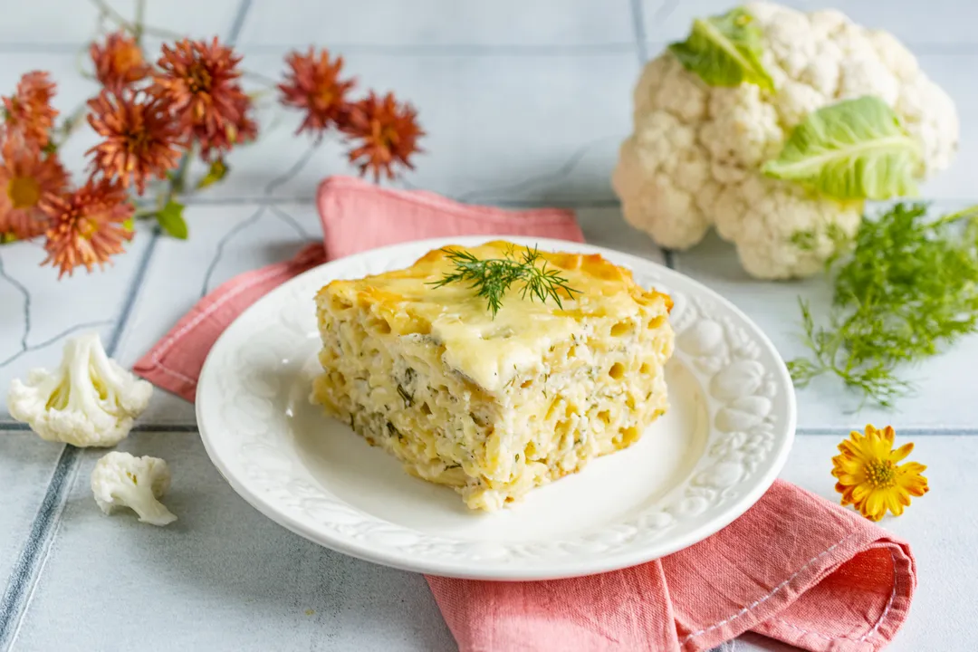 Do zapiekanki można dodatkowo dodać drobno pokrojoną szynkę lub wcześniej podsmażony bekon, danie stanie się jeszcze smaczniejsze i bardziej aromatyczne.
