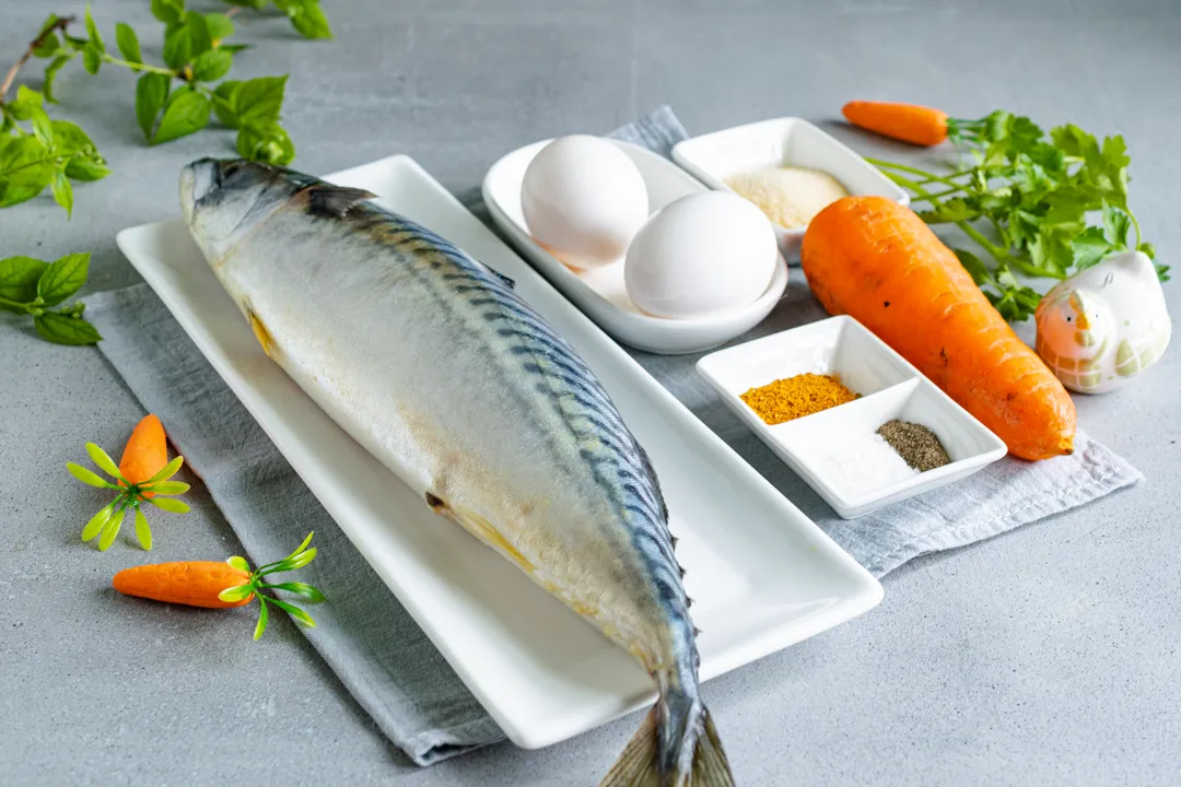 Take the mackerel out of the freezer in advance and defrost at room temperature. Boil the chicken eggs hard, cool in cold water. Wash the carrots, boil until cooked, and cool to room temperature.
