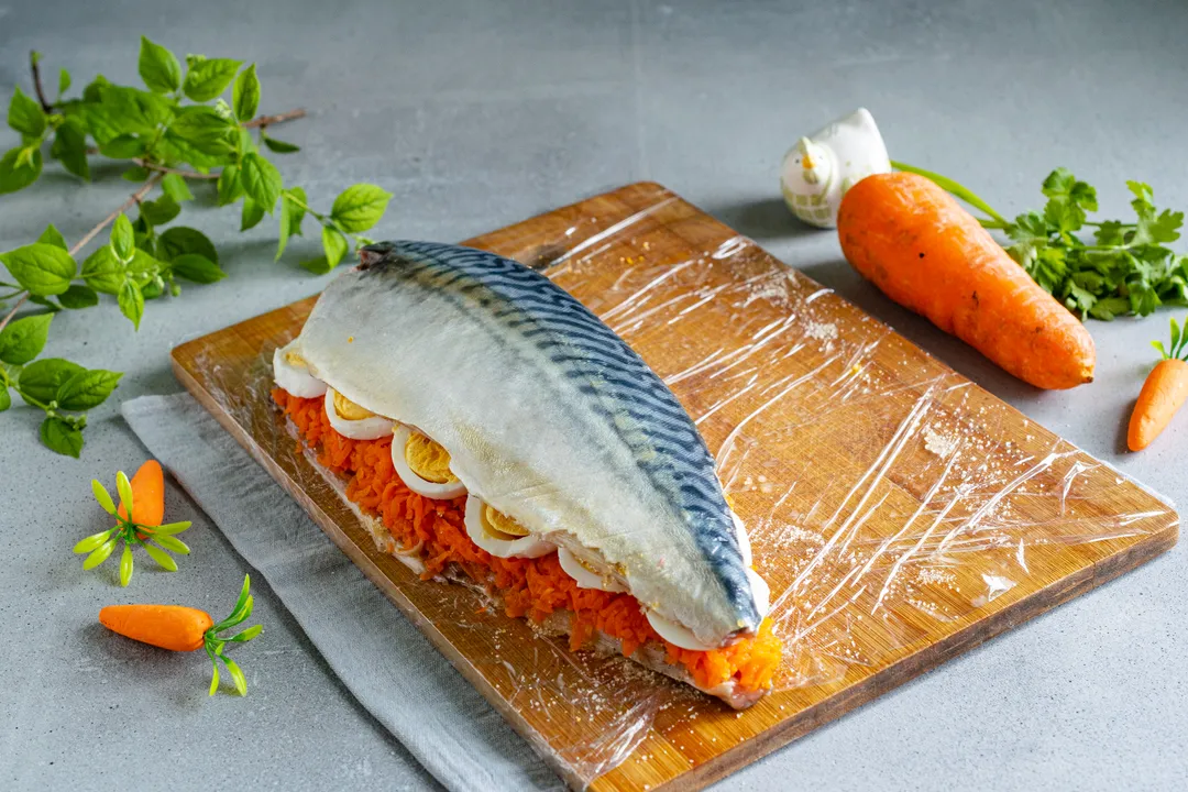 Cover the boiled eggs with the second mackerel fillet.
