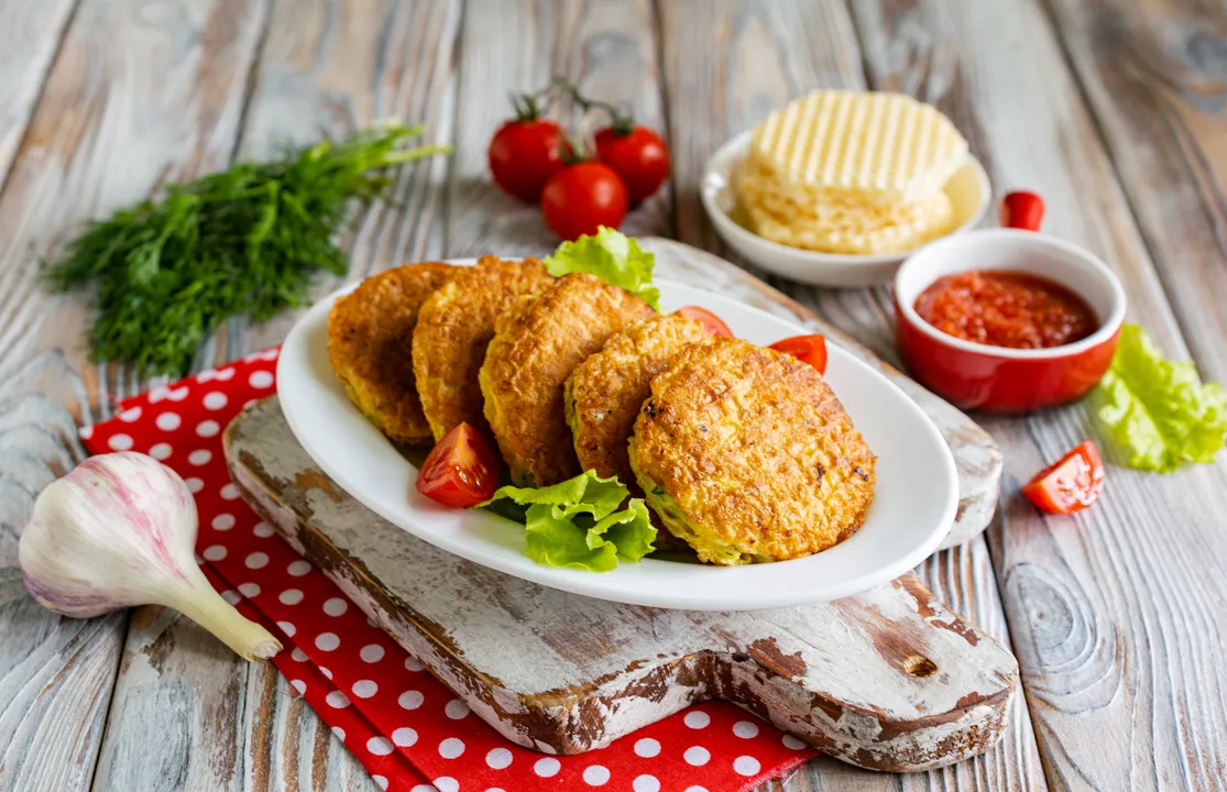 Csirkekotlettát gofritölcsérben tálaljuk melegen vagy hidegen.
