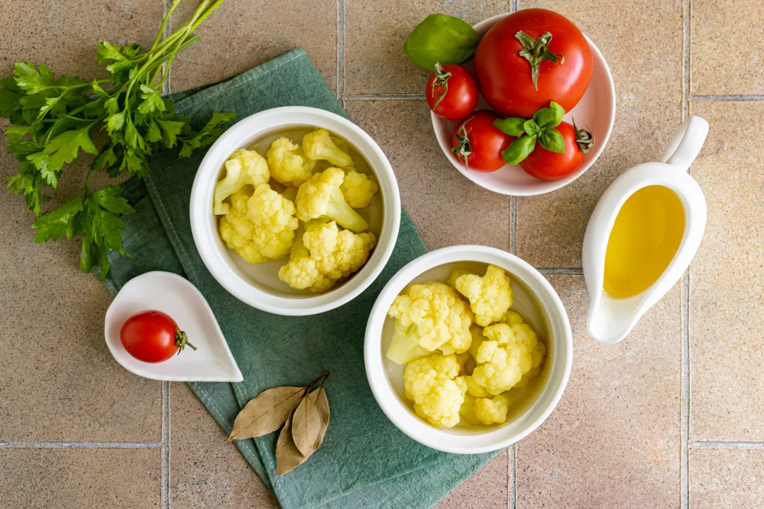 <p>Grease individual baking dishes with olive oil. Place blanched cauliflower in them. If desired, the casserole can be made in one large dish, in which case the cooking time should be increased to 30-35 minutes.</p>