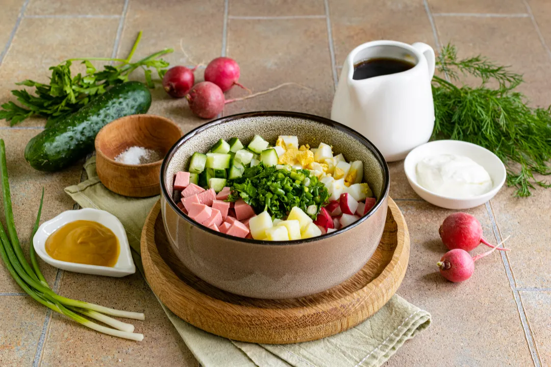 <p>In portioned plates, mix chopped vegetables, boiled sausage, eggs and herbs. Adjust the amount of certain ingredients to your taste.</p>