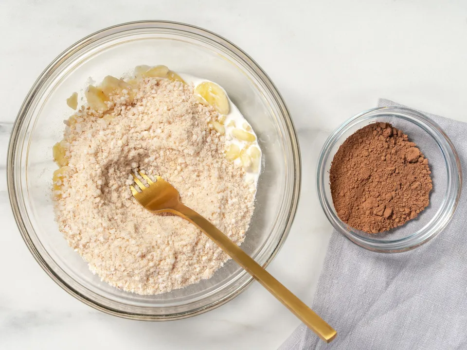 Mash the banana with a fork until it forms a puree. Add coconut milk and honey to the banana, then mix thoroughly.