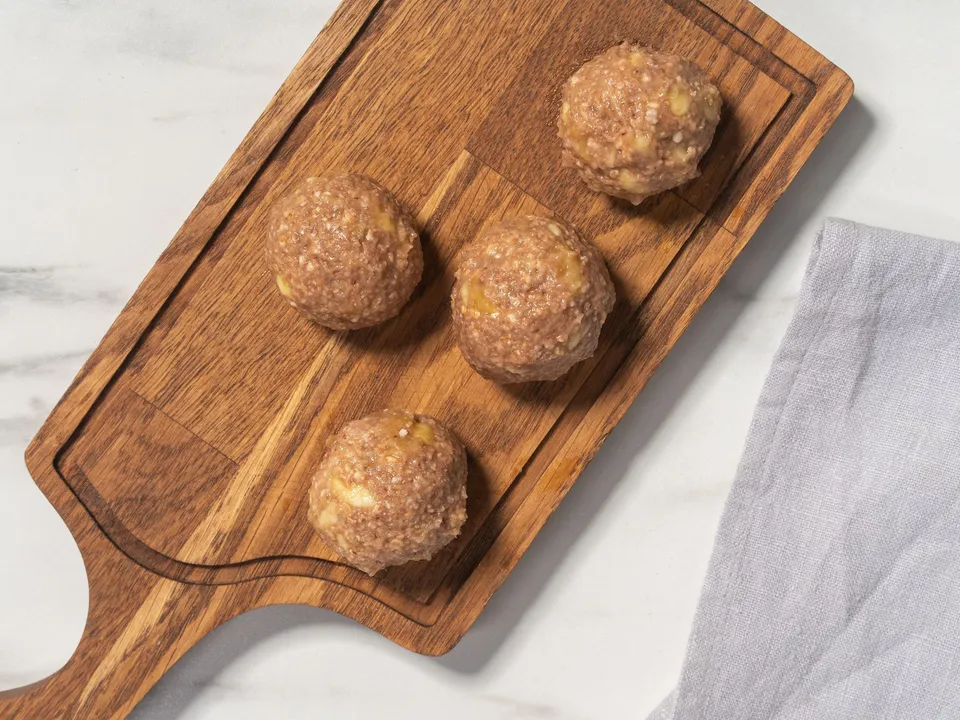 Combine the crushed crackers with the banana mixture in a deep bowl. Add 1 tablespoon of cocoa powder and mix the ingredients thoroughly until smooth.