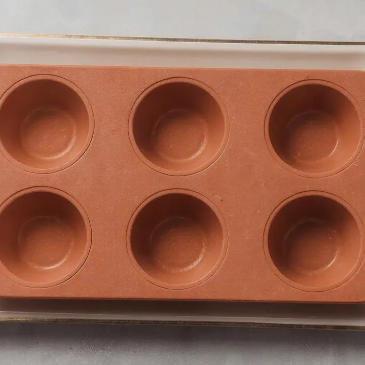 Preheat your oven and prepare your molds. Set the oven to 180°C. If you're using metal molds, make sure to grease them with vegetable oil or melted butter so the muffins can be easily removed. Silicone molds do not require greasing.