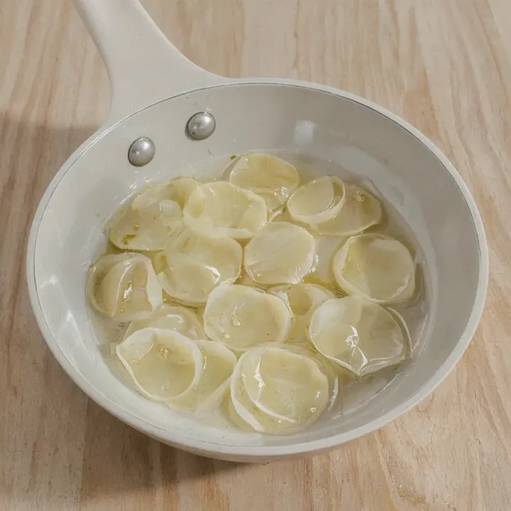 Slice the garlic clove into thin pieces. Fry the garlic slices in the remaining olive oil until golden brown and crispy.