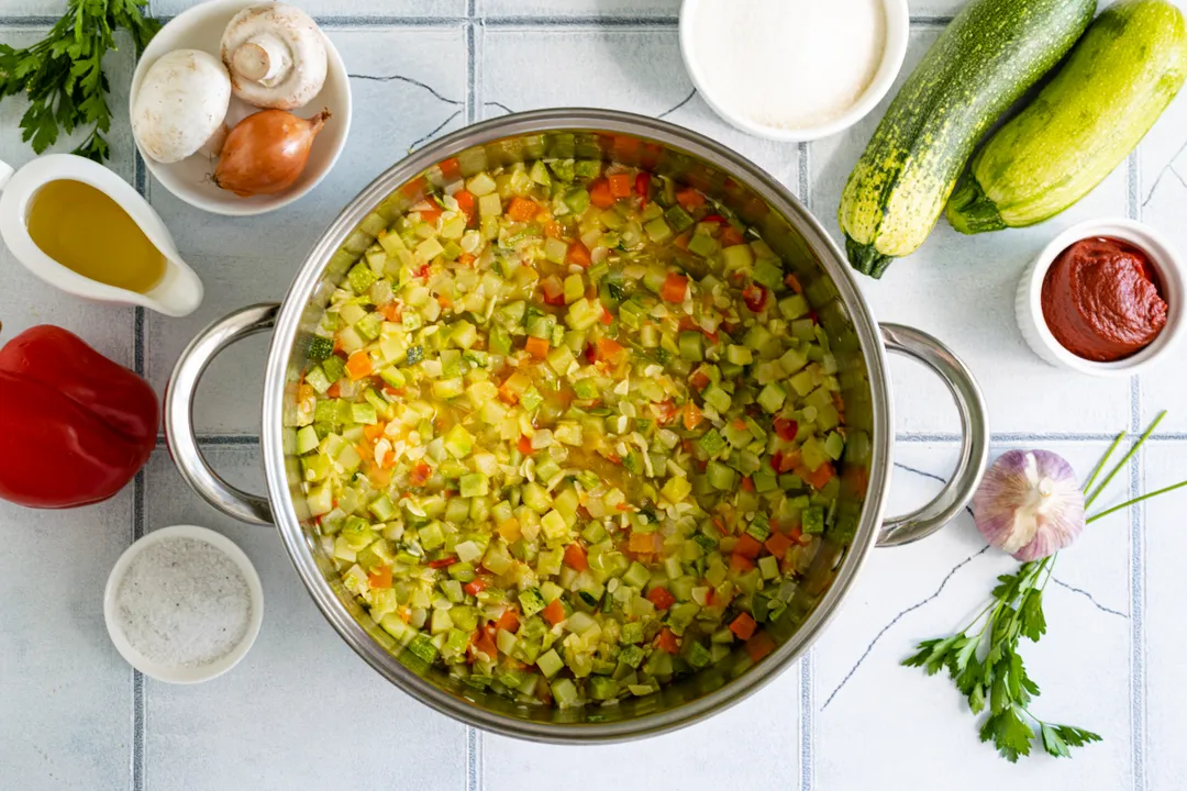 Stirring constantly, continue to fry the ingredients together for another 10 minutes. During this time, the vegetables will release their juices.