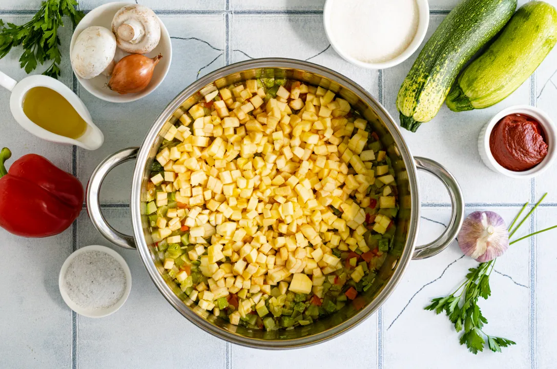 Peel the sweet and sour apple, remove the core and seeds. Dice the fruit finely and add it to the vegetable mixture.