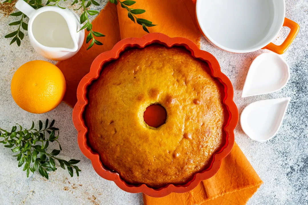 Wstaw ciasto do nagrzanego piekarnika. Piecz w temperaturze 180 stopni przez 35-40 minut. Sprawdź gotowość wypieku drewnianym patyczkiem. Jeśli wyjdzie suchy, bez śladów ciasta, to ciasto jest gotowe.