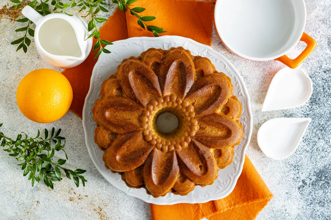 Ostrożnie wyjmij gotowe ciasto pomarańczowe z formy i ostudź na kratce do temperatury pokojowej.