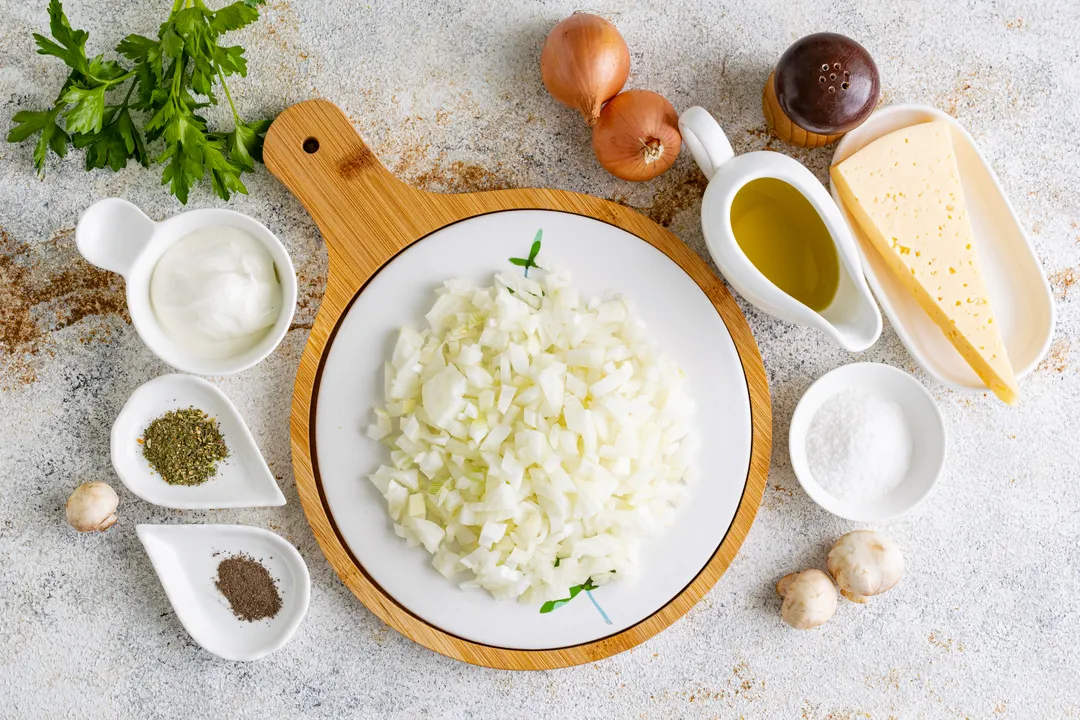 A hagymát pucold meg, majd vágd apró kockákra.