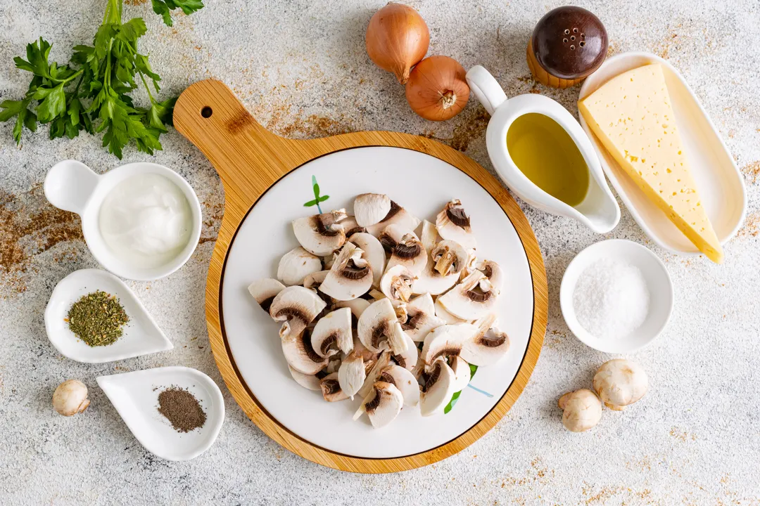 A friss csiperkegombát mossa meg, szükség esetén tisztítsa meg a kalapját, vágja le a szennyezett részt a tönk aljáról. Vágja félbe a gombákat, majd szeletelje 3-4 mm vastag szeletekre.