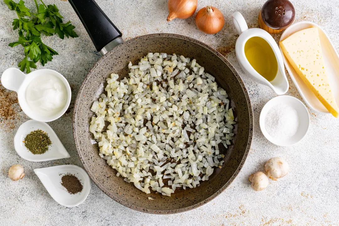 Tegye a felaprított hagymát egy serpenyőbe az előmelegített olívaolajjal. Kevergetve pirítsa aranybarnára a zöldségeket.