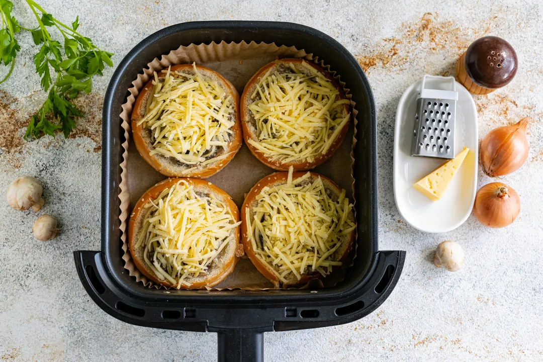 Helyezze a töltött zsemléket az air fryer kosarába. Igény szerint az air fryer rácsát kibélelheti sütőpapírral.