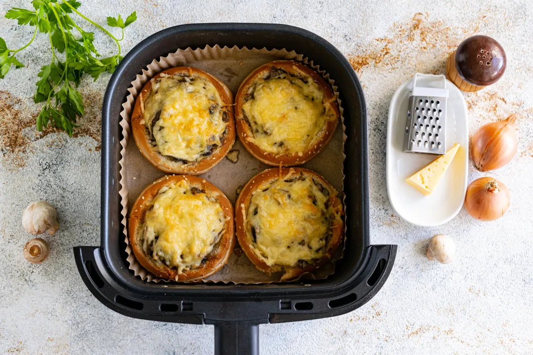 Süssük a gombás zsemléket 200 fokon 10-12 percig. Amikor a sajt megolvad és a zsemlék aranybarnára sülnek, óvatosan tegyük át őket egy tányérra.