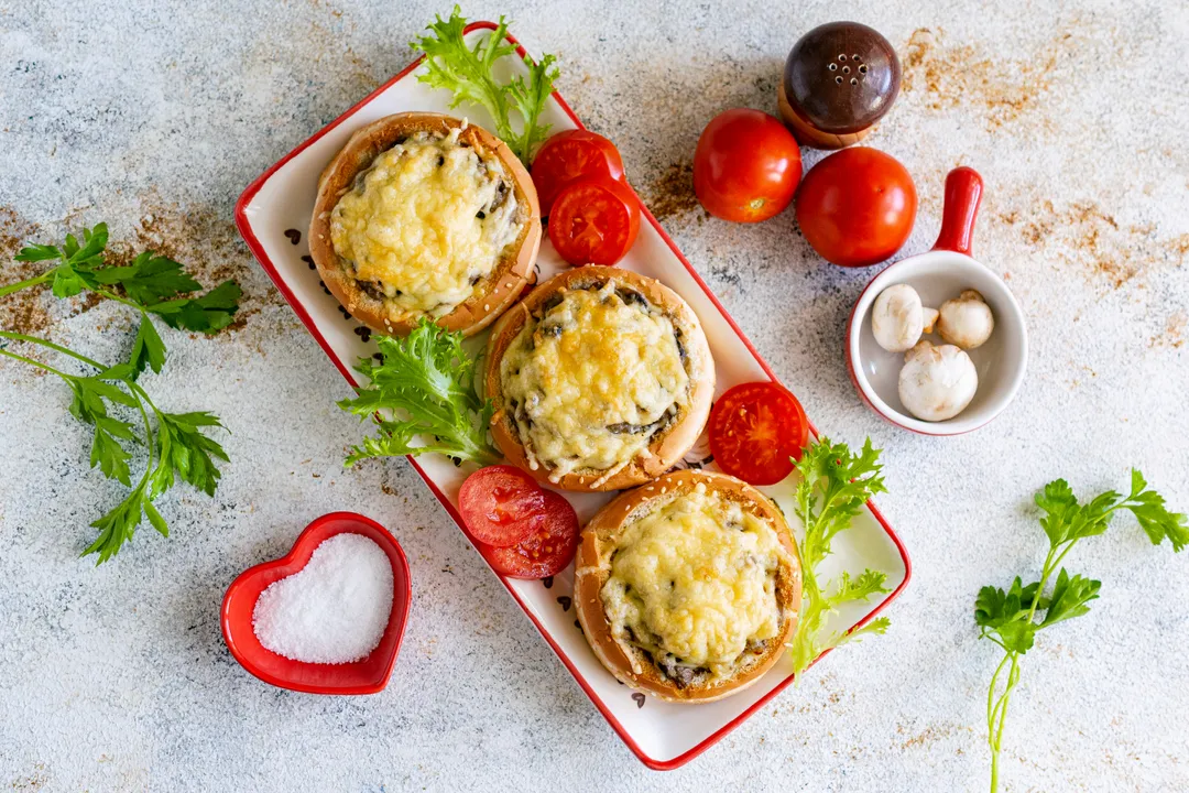 Apetítozusan tálalja a töltött zsemléket gombával melegen.