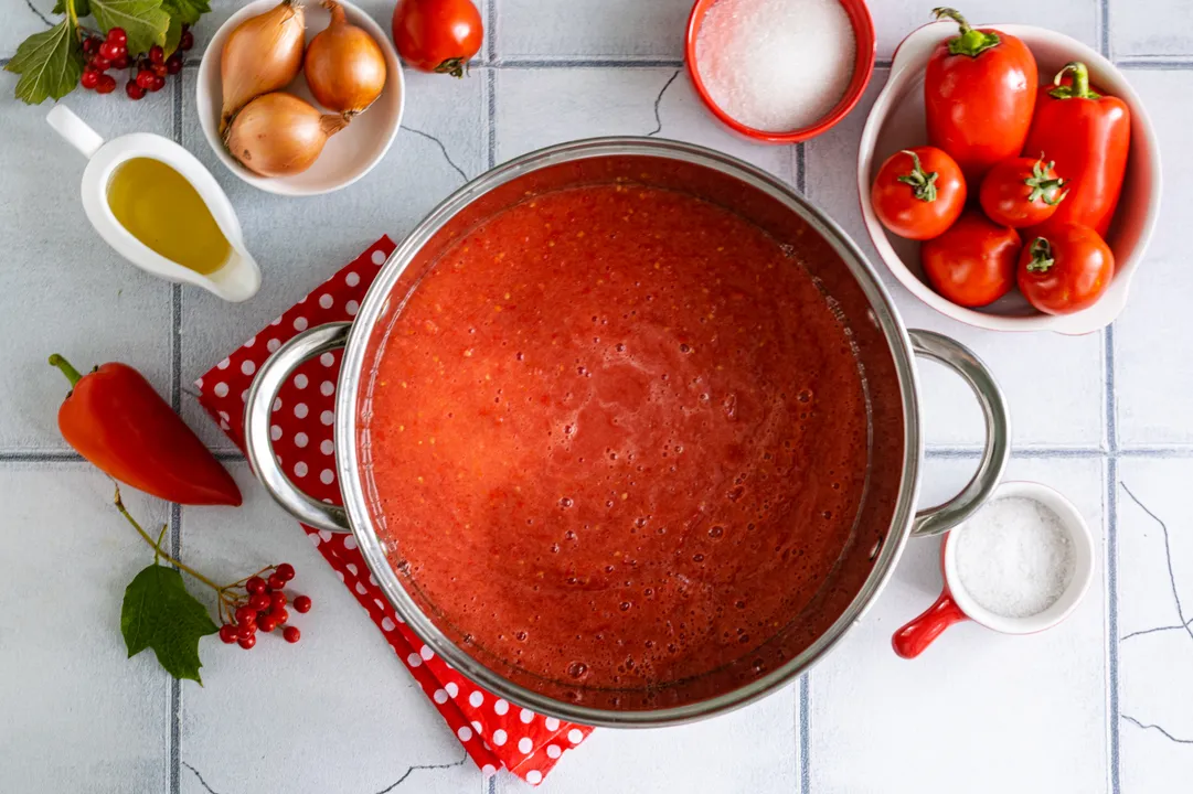 Öntse a paradicsompürét egy mély lábasba.