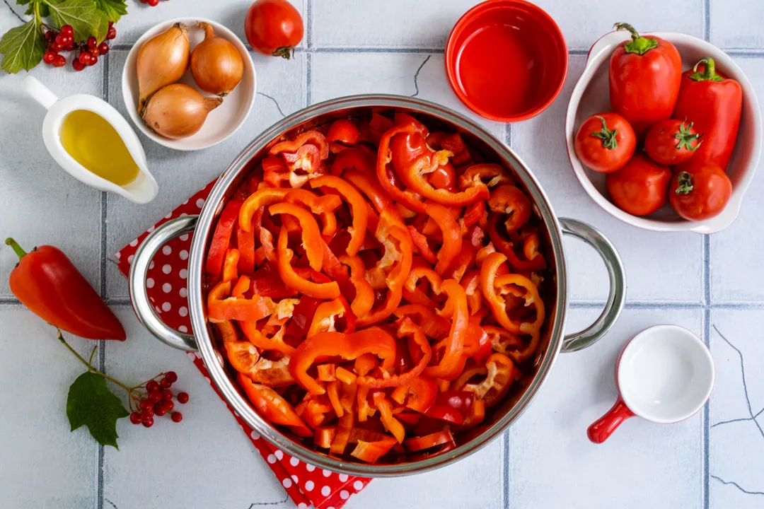 A hagyma után adja hozzá a kaliforniai paprikát az edénybe, és keverje össze. Forralja fel újra a zöldségeket.