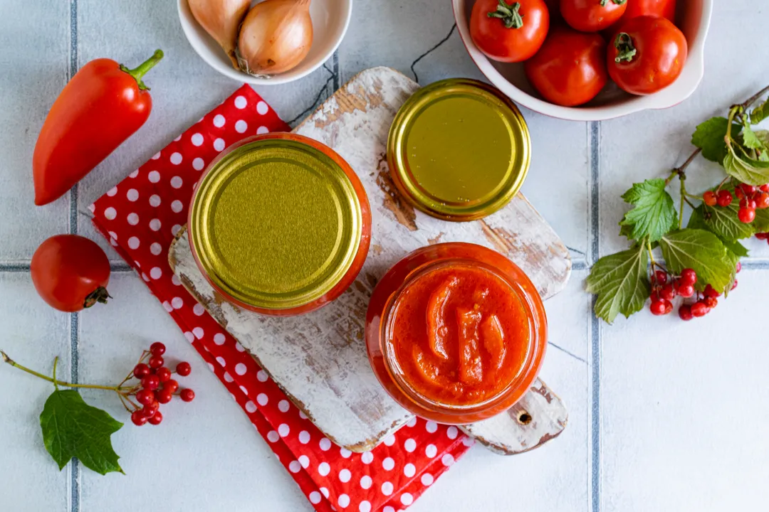 Tegye át a befőttet 0,5 vagy 1 literes sterilizált üvegekbe. Zárja le az üvegeket sterilizált fémfedőkkel.