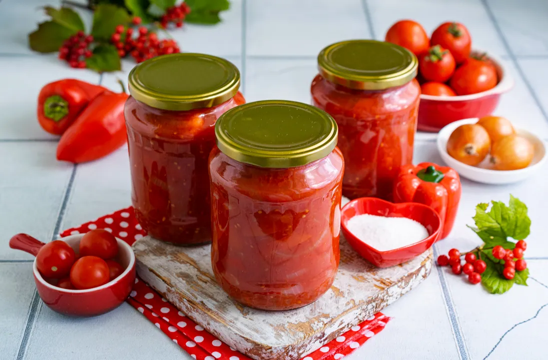 A kész bolgárpaprika lecsót sötét, hűvös helyen tárolja.