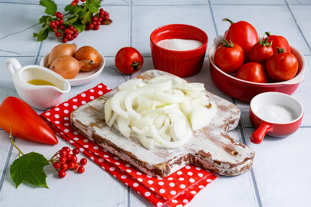 A vöröshagymát hámozd meg, majd vágd félkarikákra, közepes vastagságúra.