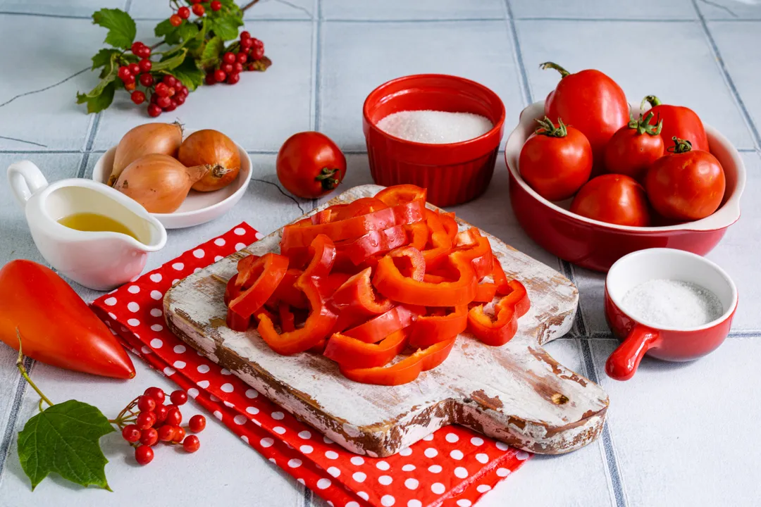 Mossa meg a kaliforniai paprikát, vágja félbe, és távolítsa el a magházat. Vágja a zöldségeket 2 cm vastag félkarikákra.