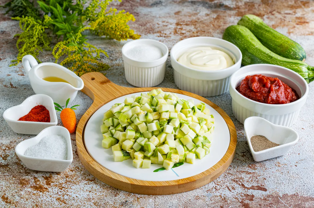 Кабачки помийте, обріжте хвостики, наріжте овочі кубиком середнього розміру. Якщо ви використовуєте для рецепта великі зрілі кабачки, попередньо очистьте їх від шкірки і видаліть серцевину з насінням.