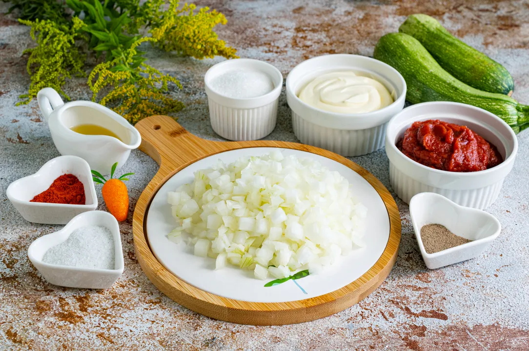 Ріпчасту цибулю очистьте від лушпиння, наріжте кубиком середнього розміру.