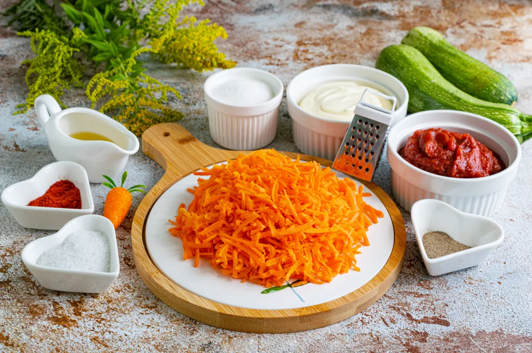 Моркву помийте, очистьте від шкірки, подрібнить на тертці з великим полотном.