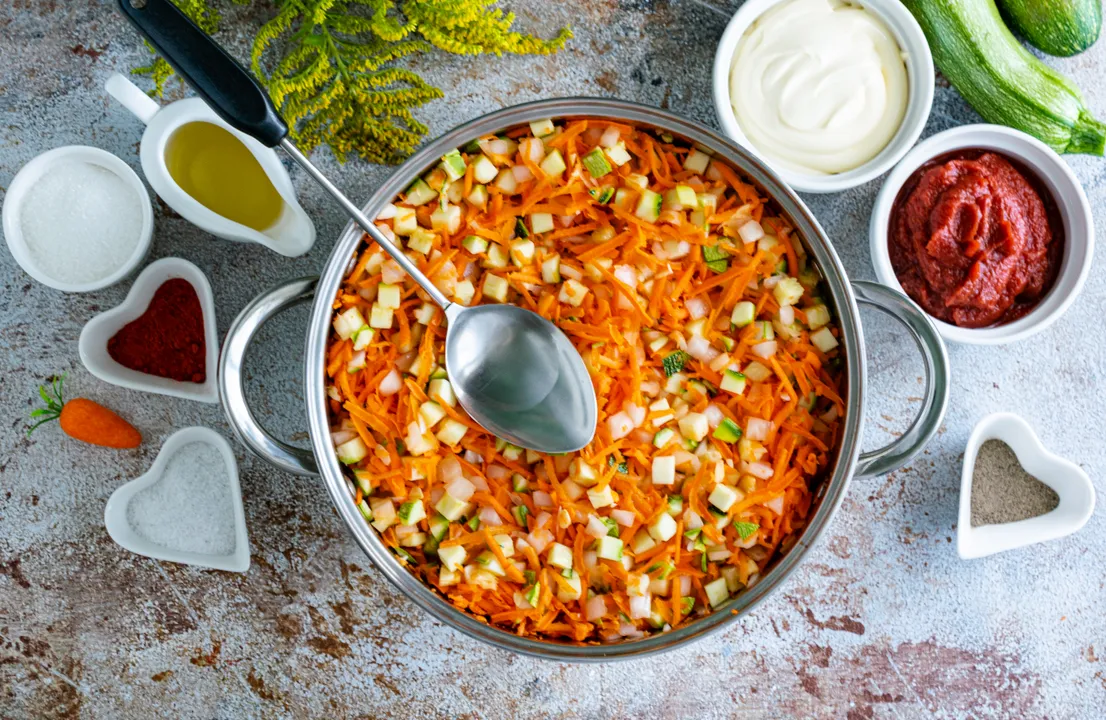 Перемішайте інгредієнти. Додайте столовий 9% оцет.