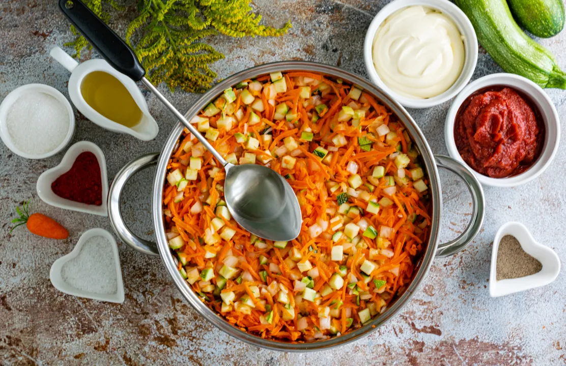 Влийте в овочеву суміш рафіновану соняшникову олію.