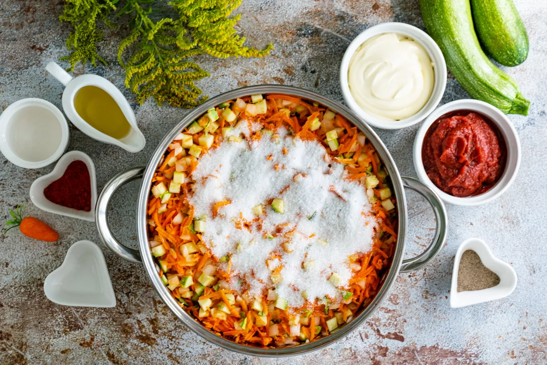 Додайте цукор і кухонну сіль великого помелу.