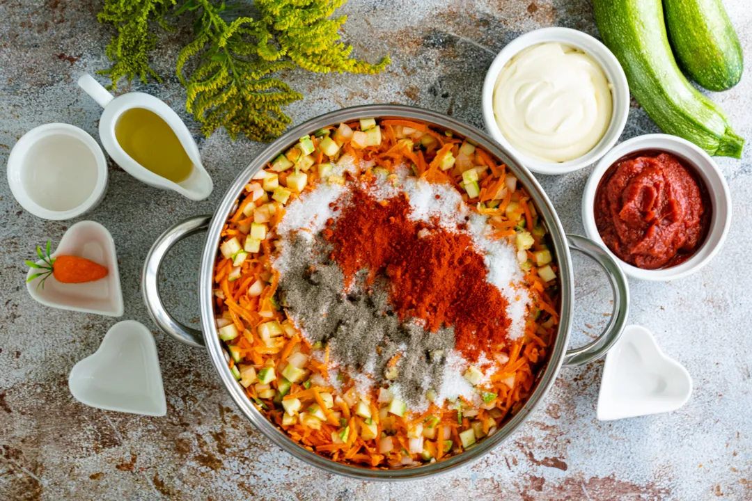 Для гостроти додайте чорний мелений перець, а для аромату - копчену паприку. За бажанням можна використовувати й інші спеції, наприклад, коріандр чи сушений часник. Ретельно перемішайте інгредієнти.