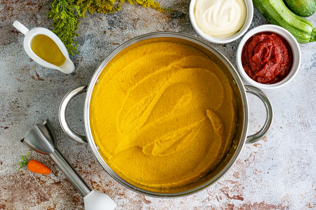 За допомогою занурювального блендера подрібніть кабачкову ікру в густе однорідне пюре. За бажанням цей крок можна пропустити і залишити ікру у вигляді шматочків, вона буде не менш смачна.